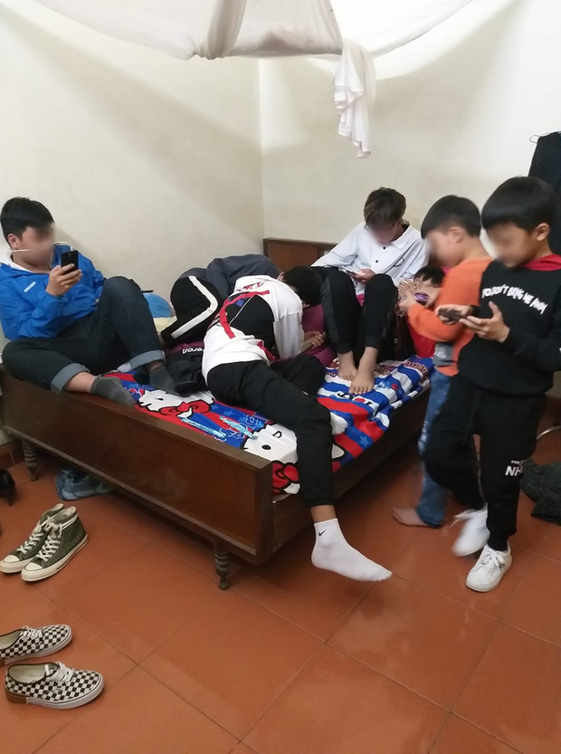 Hình ảnh hàng chục đứa trẻ ngồi túm tụm trên giường, yên lặng dán mắt vào smartphone khi đi chúc Tết khiến nhiều người giật mình - Ảnh 4. Hình ảnh hàng chục đứa trẻ ngồi túm tụm trên giường, yên lặng dán mắt vào smartphone khi đi chúc Tết khiến nhiều người giật mình - Ảnh 4.