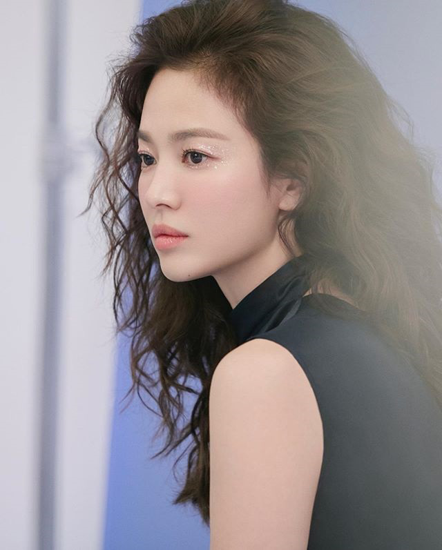 Hậu tin đồn tái hôn với đại gia Hong Kong, Song Hye Kyo tái xuất với mái tóc xoăn đầy khác lạ và cá tính - Ảnh 1. Hậu tin đồn tái hôn với đại gia Hong Kong, Song Hye Kyo tái xuất với mái tóc xoăn đầy khác lạ và cá tính - Ảnh 1.