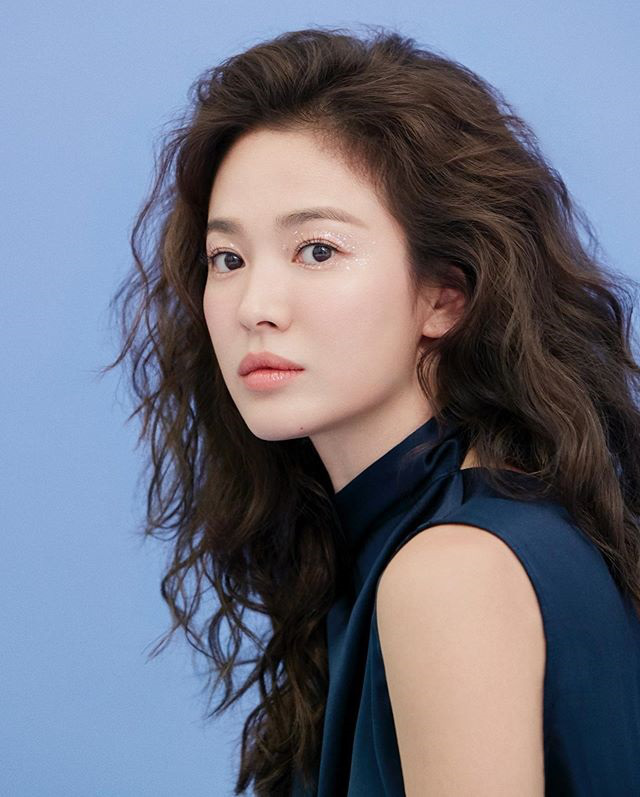 Hậu tin đồn tái hôn với đại gia Hong Kong, Song Hye Kyo tái xuất với mái tóc xoăn đầy khác lạ và cá tính - Ảnh 2. Hậu tin đồn tái hôn với đại gia Hong Kong, Song Hye Kyo tái xuất với mái tóc xoăn đầy khác lạ và cá tính - Ảnh 2.