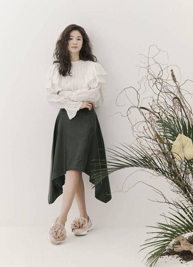 Hậu tin đồn tái hôn với đại gia Hong Kong, Song Hye Kyo tái xuất với mái tóc xoăn đầy khác lạ và cá tính - Ảnh 6. Hậu tin đồn tái hôn với đại gia Hong Kong, Song Hye Kyo tái xuất với mái tóc xoăn đầy khác lạ và cá tính - Ảnh 6.