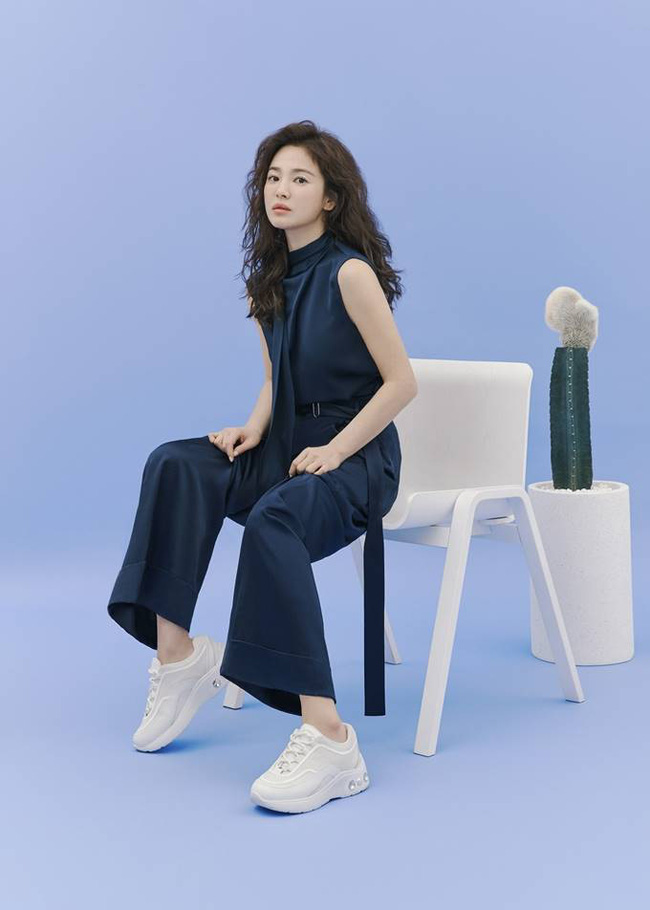 Hậu tin đồn tái hôn với đại gia Hong Kong, Song Hye Kyo tái xuất với mái tóc xoăn đầy khác lạ và cá tính - Ảnh 7. Hậu tin đồn tái hôn với đại gia Hong Kong, Song Hye Kyo tái xuất với mái tóc xoăn đầy khác lạ và cá tính - Ảnh 7.