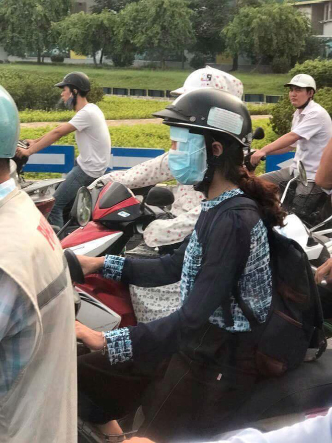 Người phụ nữ trùm kín mít đi xe máy, tưởng bình thường hóa ra ẩn chứa điều bất thường không tưởng - Ảnh 3. Người phụ nữ trùm kín mít đi xe máy, tưởng bình thường hóa ra ẩn chứa điều bất thường không tưởng - Ảnh 3.