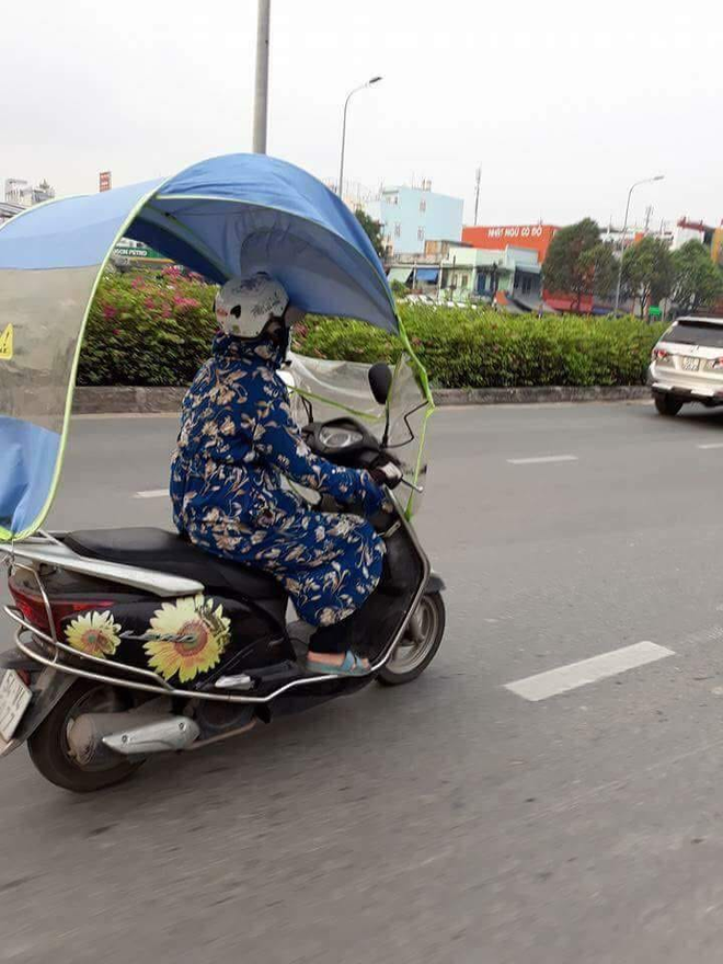Người phụ nữ trùm kín mít đi xe máy, tưởng bình thường hóa ra ẩn chứa điều bất thường không tưởng - Ảnh 4. Người phụ nữ trùm kín mít đi xe máy, tưởng bình thường hóa ra ẩn chứa điều bất thường không tưởng - Ảnh 4.