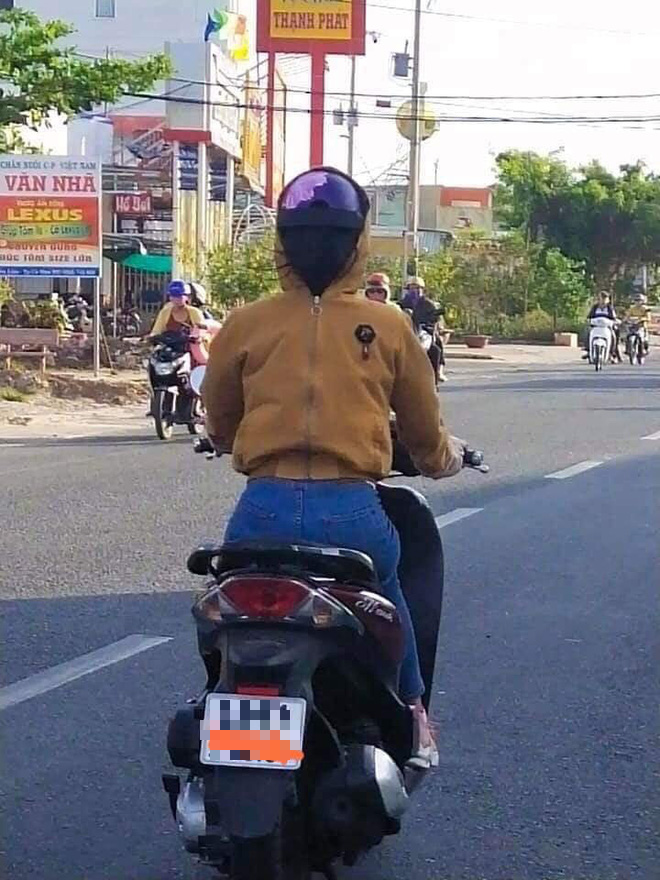 Người phụ nữ trùm kín mít đi xe máy, tưởng bình thường hóa ra ẩn chứa điều bất thường không tưởng - Ảnh 1. Người phụ nữ trùm kín mít đi xe máy, tưởng bình thường hóa ra ẩn chứa điều bất thường không tưởng - Ảnh 1.