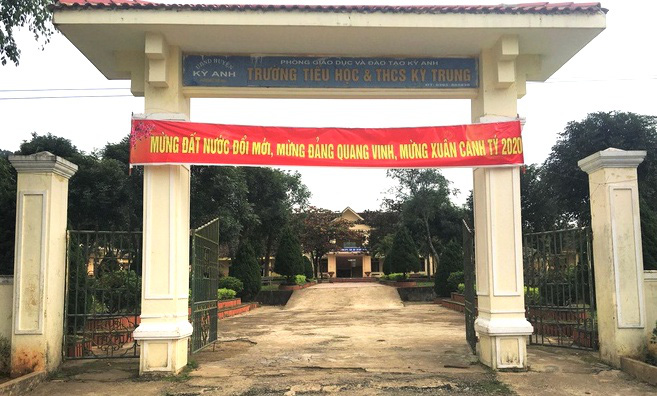Vợ hiệu trưởng mang bìa đất trường học đi cầm cố vay tiền lãi suất - Ảnh 1. Vợ hiệu trưởng mang bìa đất trường học đi cầm cố vay tiền lãi suất - Ảnh 1.