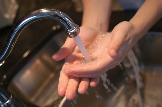 8 sai lầm khi rửa tay ai cũng thường mắc phải khiến COVID-19 lây lan nhanh chóng - Ảnh 1.