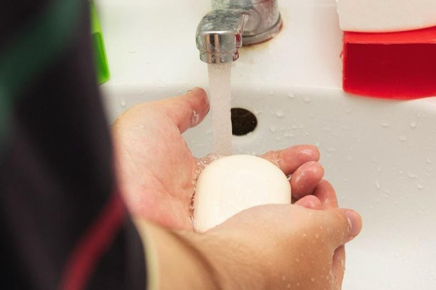 8 sai lầm khi rửa tay ai cũng thường mắc phải khiến COVID-19 lây lan nhanh chóng - Ảnh 2.