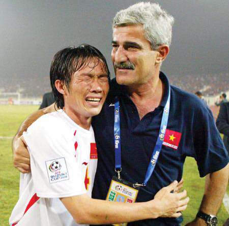 Màn quỳ lạy HLV để xin rời ĐT Việt Nam và cú đổi kèo ngoạn mục của nhà vô địch AFF Cup - Ảnh 4.