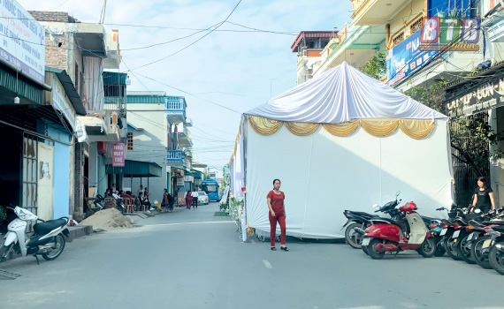 Hình ảnh rạp cưới dựng chiếm nguyên cả làn đường, dân mạng ngán ngẩm: Sợ người ta không biết nhà có hỉ hay sao? - Ảnh 4. Hình ảnh rạp cưới dựng chiếm nguyên cả làn đường, dân mạng ngán ngẩm: Sợ người ta không biết nhà có hỉ hay sao? - Ảnh 4.