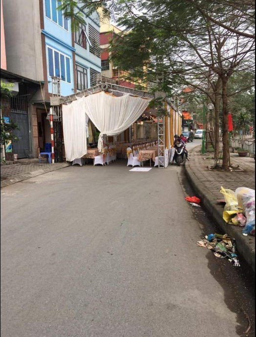 Hình ảnh rạp cưới dựng chiếm nguyên cả làn đường, dân mạng ngán ngẩm: Sợ người ta không biết nhà có hỉ hay sao? - Ảnh 5. Hình ảnh rạp cưới dựng chiếm nguyên cả làn đường, dân mạng ngán ngẩm: Sợ người ta không biết nhà có hỉ hay sao? - Ảnh 5.