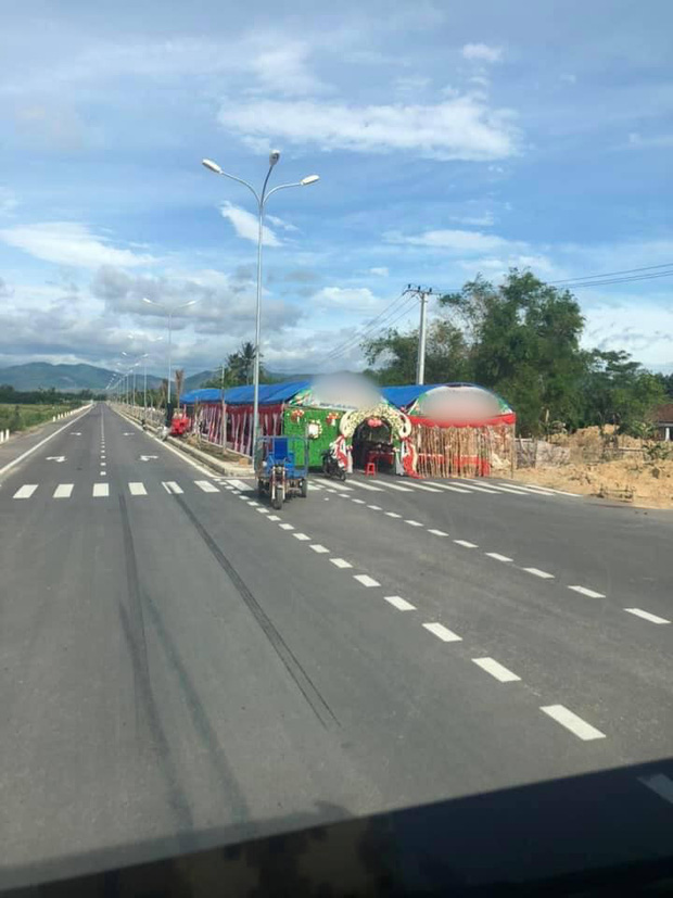 Hình ảnh rạp cưới dựng chiếm nguyên cả làn đường, dân mạng ngán ngẩm: Sợ người ta không biết nhà có hỉ hay sao? - Ảnh 7. Hình ảnh rạp cưới dựng chiếm nguyên cả làn đường, dân mạng ngán ngẩm: Sợ người ta không biết nhà có hỉ hay sao? - Ảnh 7.