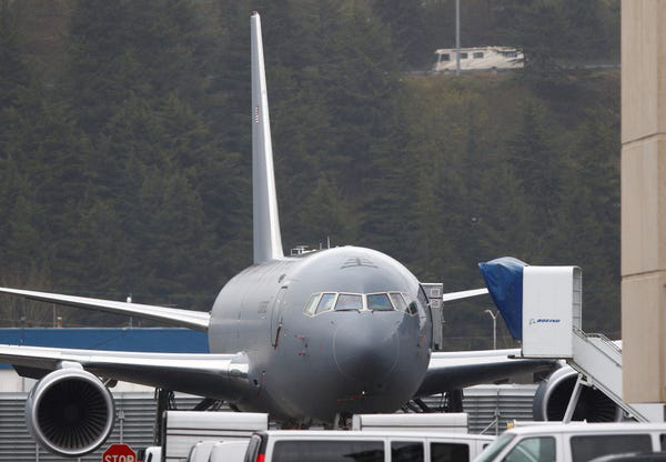 Airbus vượt mặt Boeing, là hãng hàng không đầu tiên trên thế giới có thể bơm xăng tự động khi đang bay - Ảnh 11.