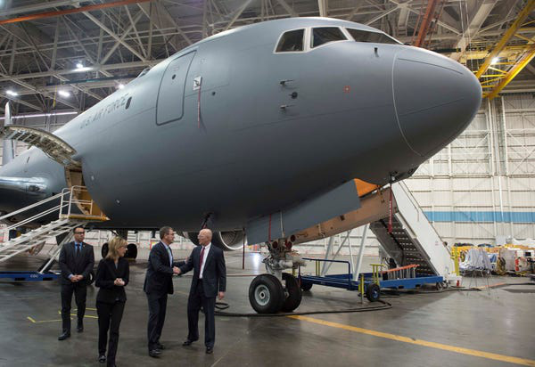 Airbus vượt mặt Boeing, là hãng hàng không đầu tiên trên thế giới có thể bơm xăng tự động khi đang bay - Ảnh 12.