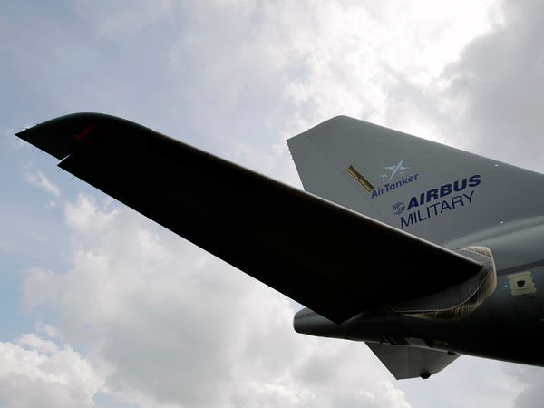 Airbus vượt mặt Boeing, là hãng hàng không đầu tiên trên thế giới có thể bơm xăng tự động khi đang bay - Ảnh 13.