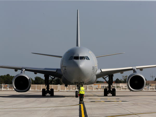 Airbus vượt mặt Boeing, là hãng hàng không đầu tiên trên thế giới có thể bơm xăng tự động khi đang bay - Ảnh 14.