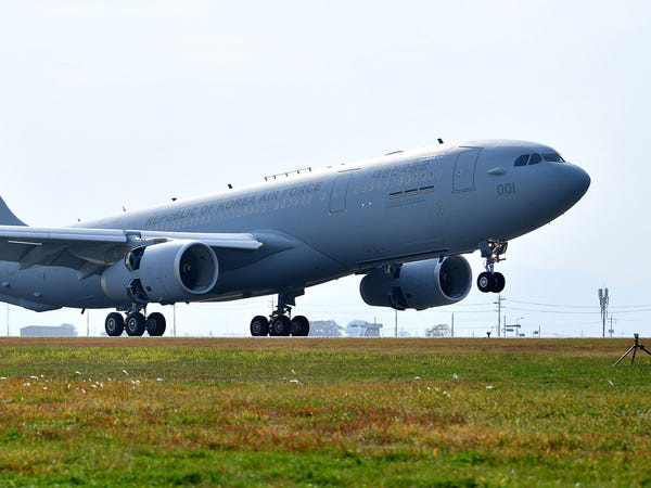 Airbus vượt mặt Boeing, là hãng hàng không đầu tiên trên thế giới có thể bơm xăng tự động khi đang bay - Ảnh 3.