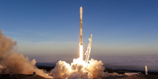 SpaceX dùng gì để đưa các phi hành gia lên trạm vũ trụ: Oxy lỏng, nhiên liệu, 3 CPU cũ kĩ và Linux - Ảnh 1.