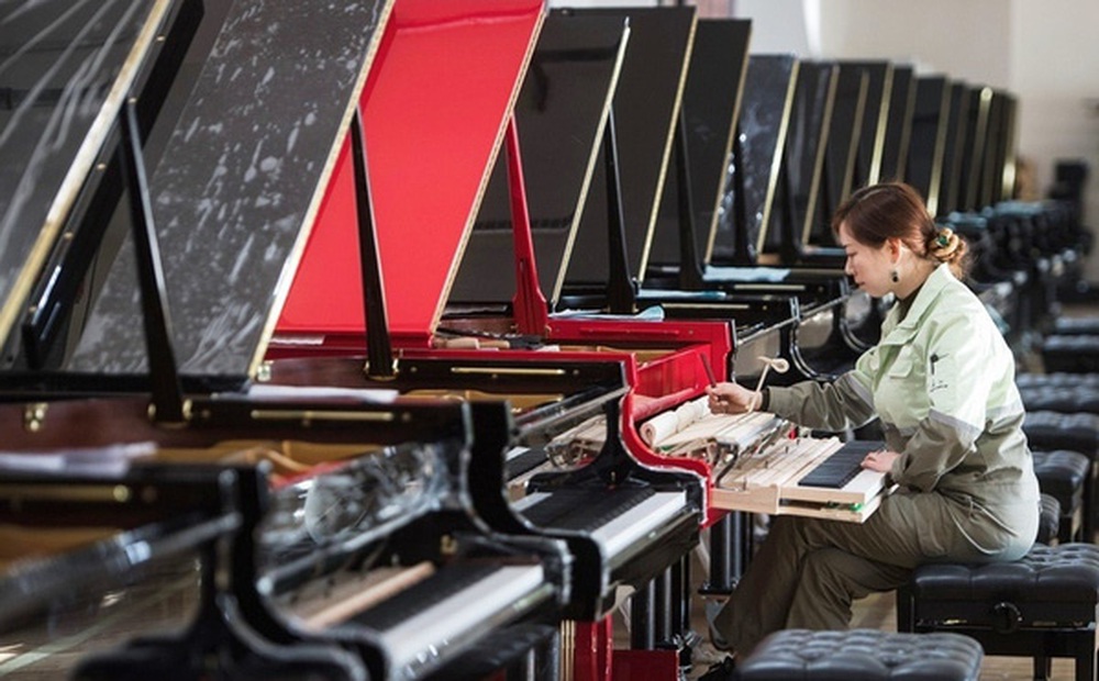Bên trong nhà máy sản xuất đàn piano khổng lồ của Trung Quốc