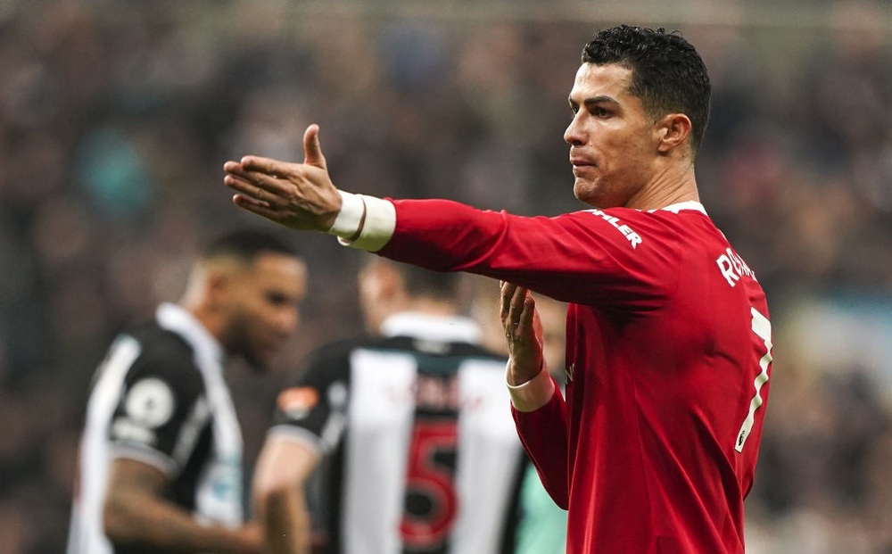 Ronaldo bị chỉ trích thậm tệ vì hành động 'gây ảnh hưởng xấu' tới MU