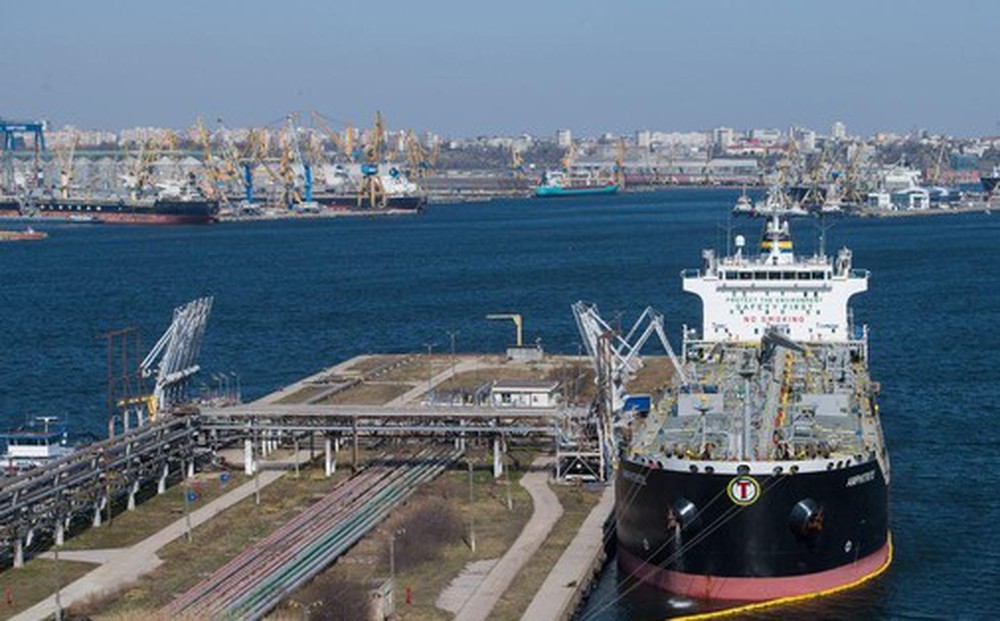 Bloomberg: Trung Quốc đang mua dầu Nga trên mức trần