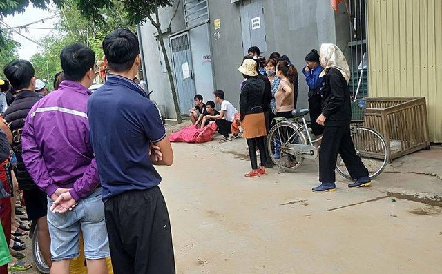 Phát hiện vợ cùng người đàn ông lạ trong phòng trọ, chồng vác dao truy sát khiến 2 người thương vong