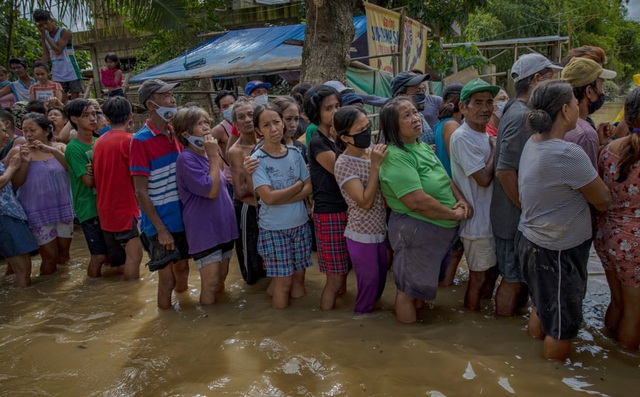 24h qua ảnh: Dân Philippines xếp hàng nhận cứu trợ trong nước lũ