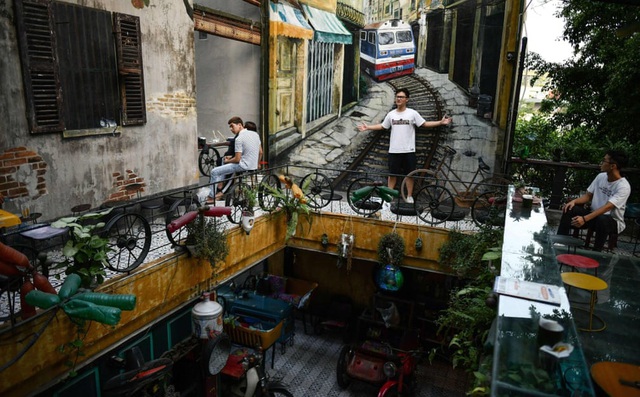 24h qua ảnh: Khách chụp ảnh trong quán cà phê đồ tái chế ở Hà Nội