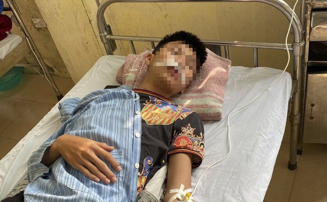 Hà Nội: Nam sinh lớp 11 bị đánh hội đồng đến rách miệng, gãy một phần răng cửa