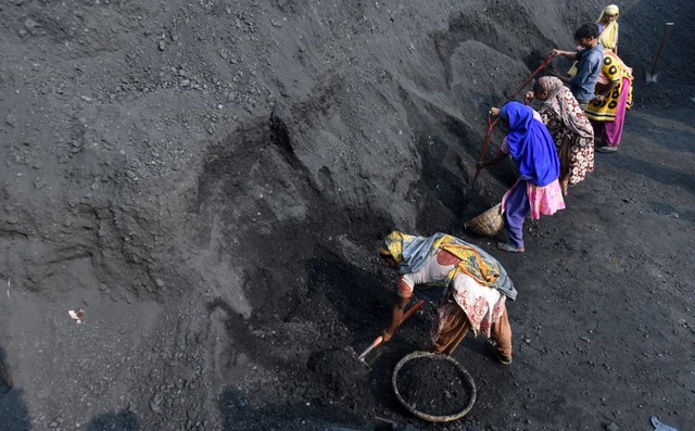 24h qua ảnh: Công nhân làm việc tại bãi than ở Bangladesh