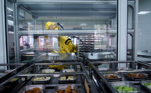 24h qua ảnh: Robot chuẩn bị bữa trưa trong trường học ở Trung Quốc