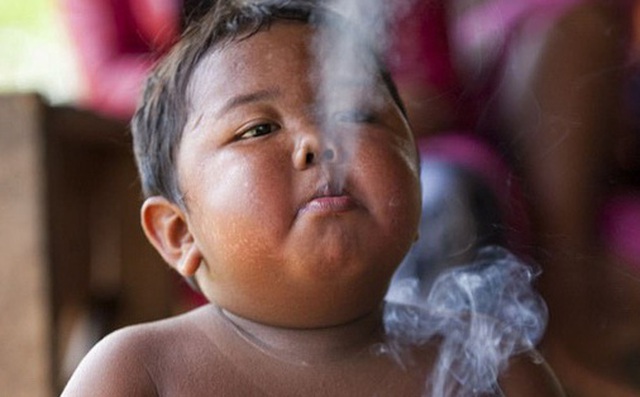 7 năm ấu thơ cơ cực của cậu bé hút 40 điếu thuốc mỗi ngày, bị ví là 'nô lệ tí hon' của thuốc lá và hành trình tìm lại chính mình khiến cả thế giới kinh ngạc