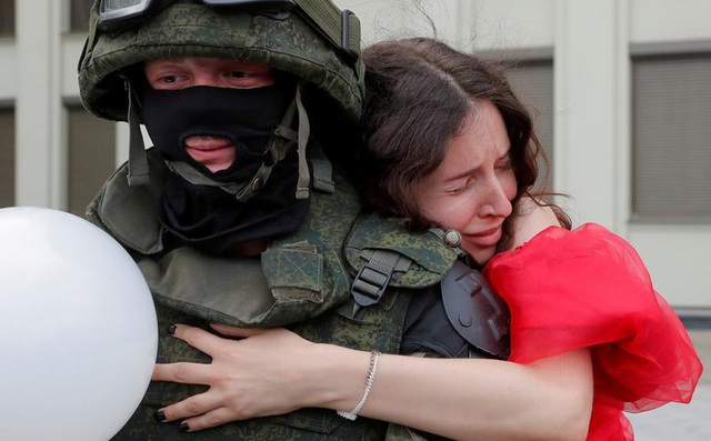 7 ngày qua ảnh: Cô gái ôm cảnh sát chống bạo động giữa cuộc biểu tình ở Belarus