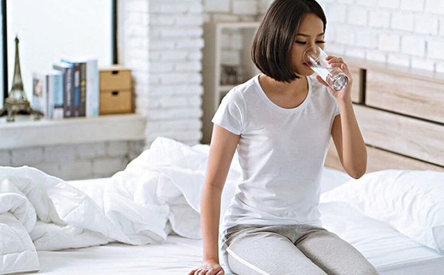 11 lợi ích của uống nước khi đói