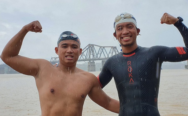 Hai người Việt làm điều khó tin: Bơi 200 km từ chân cầu Long Biên ra biển Thái Bình