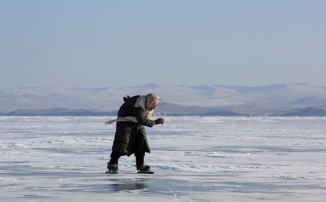24h qua ảnh: Cụ bà 79 tuổi chơi trượt băng trên hồ lớn nhất thế giới