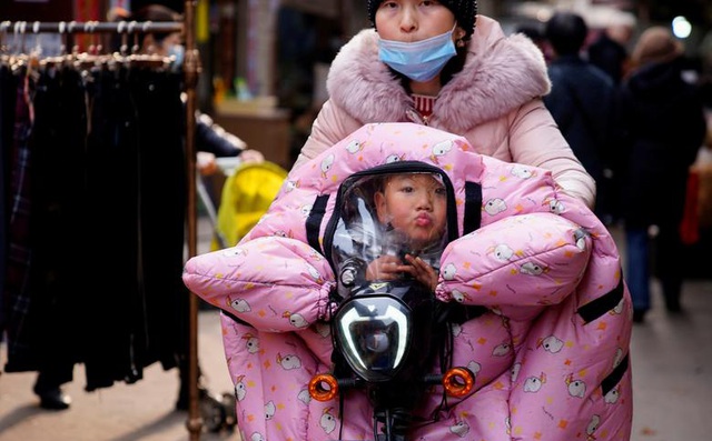 24h qua ảnh: Người mẹ chở con đi trong thời tiết giá lạnh ở TQ