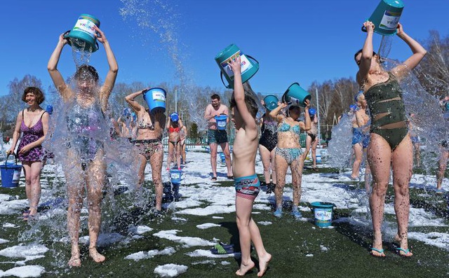 24h qua ảnh: Người dân tắm nước đá trong lễ hội mùa xuân ở Nga