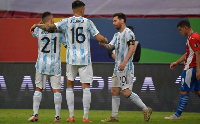 Argentina giành vé đi tiếp trong ngày Messi đạt cột mốc lịch sử