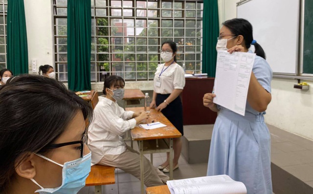 Nóng: Thí sinh ở Q.3 TP.HCM ngất xỉu khi làm bài thi môn Văn, xét nghiệm dương tính SARS-CoV-2 Nóng: Thí sinh ở Q.3 TP.HCM ngất xỉu khi làm bài thi môn Văn, xét nghiệm dương tính SARS-CoV-2