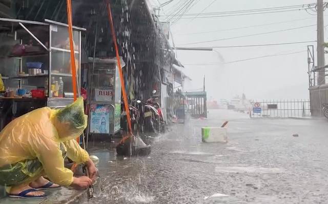 Bão số 6 chỉ còn cách bờ biển các tỉnh từ Bình Định đến Khánh Hòa khoảng 170km