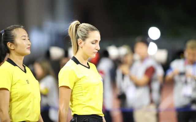 Từ chối bàn thắng của Thái Lan, nữ trọng tài người Australia được fan Việt khen hết lời