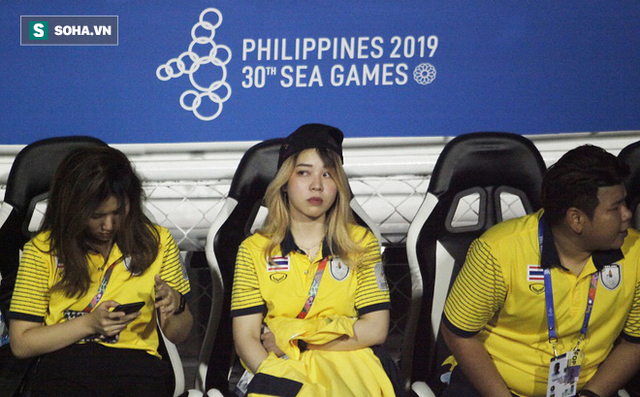 Trợ lý xinh đẹp Thái Lan khóc hết nước mắt, chết lặng khi nhìn Việt Nam nhận HCV SEA Games