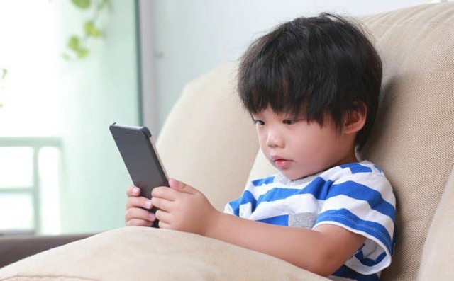 Loạt tuyệt chiêu cai nghiện điện thoại hay ho của các phụ huynh Tây, cha mẹ Việt rất nên tham khảo