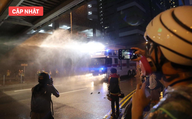 NÓNG: Súng nổ trong cuộc biểu tình ở Hồng Kông, đụng độ leo thang căng thẳng