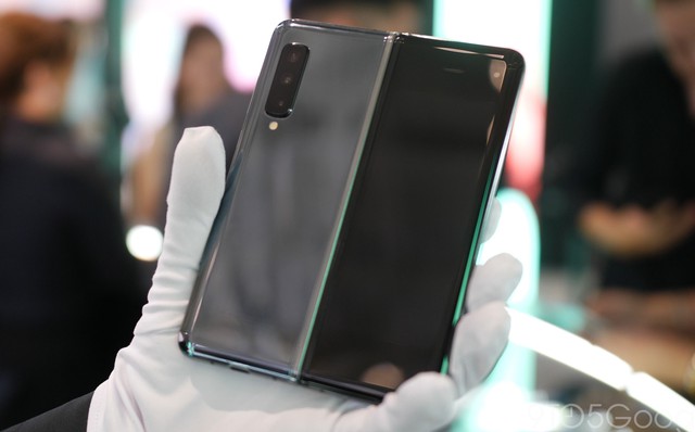 Samsung ra video dặn trước người dùng nên nhẹ tay kẻo làm hỏng Galaxy Fold