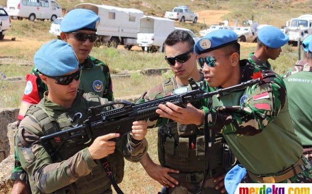 Chiến sĩ gìn giữ hòa bình Việt Nam huấn luyện sử dụng súng trường Pindad SS2 tối tân Chiến sĩ gìn giữ hòa bình Việt Nam huấn luyện sử dụng súng trường Pindad SS2 tối tân