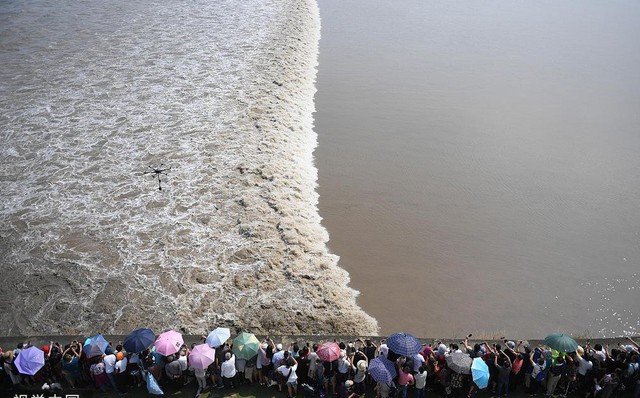 24h qua ảnh: Du khách xem thủy triều trên sông Tiền Đường