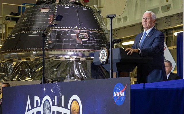 Ảnh: Phó Tổng thống Mike Pence trên bục sân khấu phát biểu tại lễ kỷ niệm 50 năm hạ cánh mặt trăng của NASA