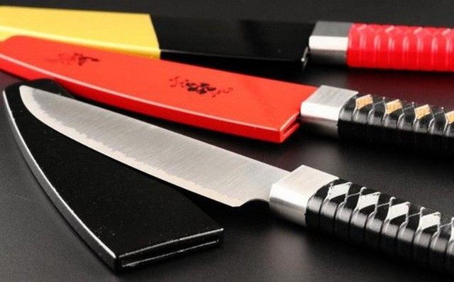 Người Nhật vừa phát minh lại kiếm samurai với kích thước chỉ bằng một con dao làm bếp, độ sắc bén thì khỏi bàn