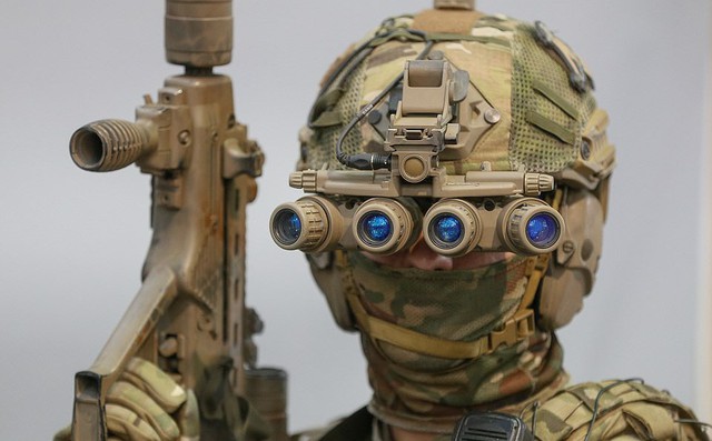 Lính đặc nhiệm Ukraine đeo kính nhìn xuyên đêm, xách súng trường đi đấu game Lính đặc nhiệm Ukraine đeo kính nhìn xuyên đêm, xách súng trường đi đấu game